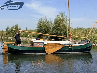 klassieke tjalk op het water met bemanning