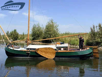 houten zeilboot liggend in het water