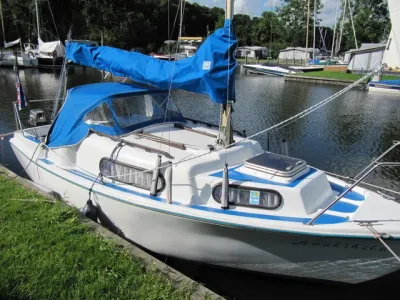 zeilboot aangemeerd bij gras en jachthaven