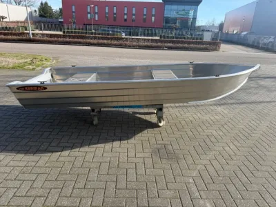 aluminium boot op parkeerplaats