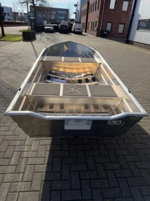 aluminium boot op parkeerplaats