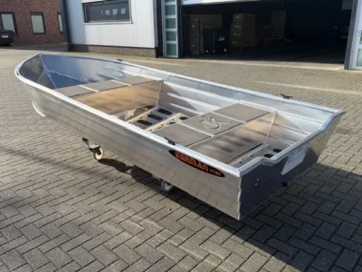 aluminium boot op terrein voor loods