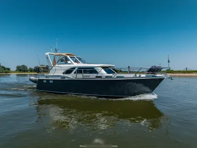 motorjacht op rustig water