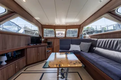 Interieur salon van motorjacht met bank en tafel