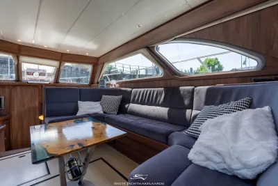 cabine interieur met zitbank en tafel