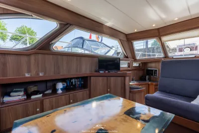 interieur van motorjacht met houten afwerking