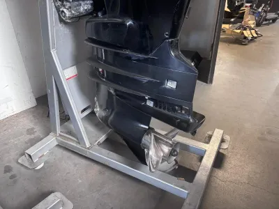 Buitenboordmotor op standaard in werkplaats