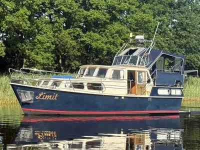 motorjacht liggend op stilstaand water
