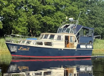 motorjacht liggend op stilstaand water