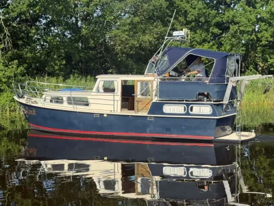 motorjacht zijaanzicht op rustig water