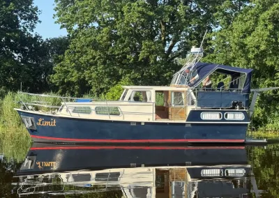 motorjacht aangemeerd op rustige waterweg