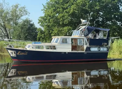 blauwe motorboot aangemeerd op rustig water