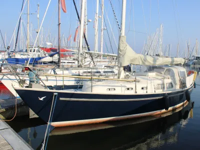 zeiljacht in drukke jachthaven