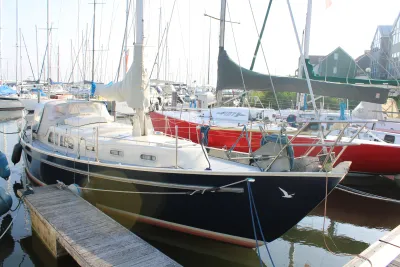 zeilboot in jachthaven