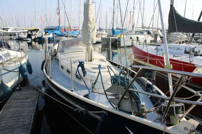 zeilboot in een jachthaven