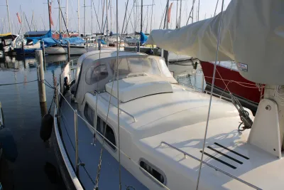 zeilboot in een jachthaven