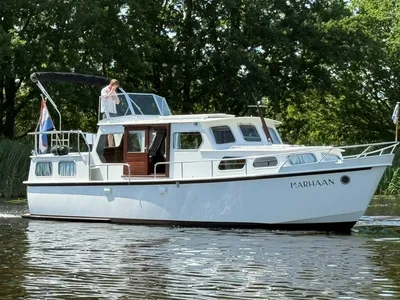 witte motorcruiser op water met bomen