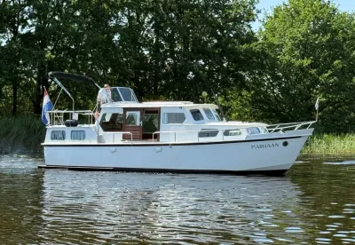 witte motorcruiser op rustig water
