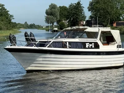 motorboot op kanaal met cabine