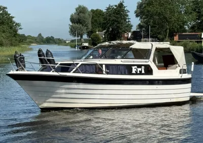 motorboot op kanaal met cabine