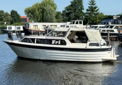 wit motorjacht in haven