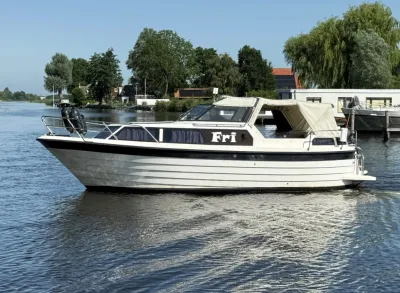 wit motorjacht op rivier met kap