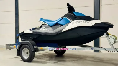 blauwe waterscooter op trailer in hal