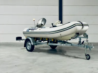 witte rib op trailer in loods