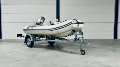 witte rib op trailer in loods