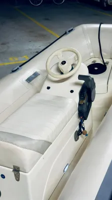 console en zitplaats van opblaasbare rib