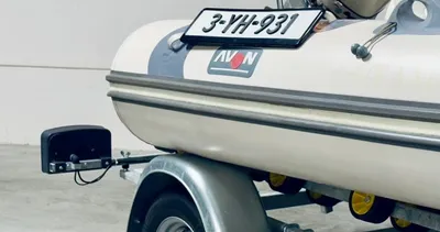 achterkant RIB op trailer in garage