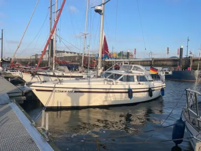 zeiljacht aangemeerd in een haven
