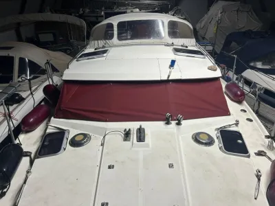 Voorschip van zeiljacht in loods