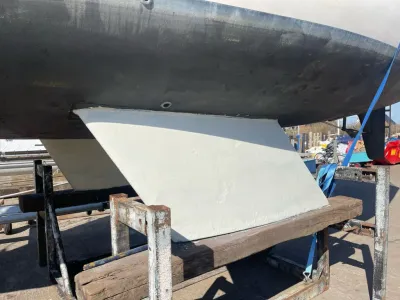kiel en onderwaterschip op bokken in werf