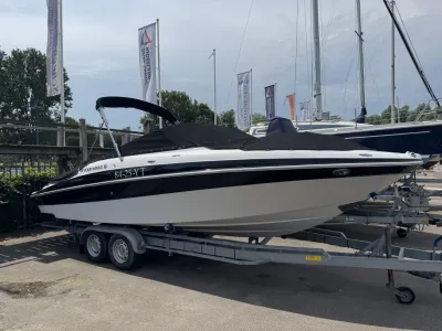 bowrider op trailer in jachthaven