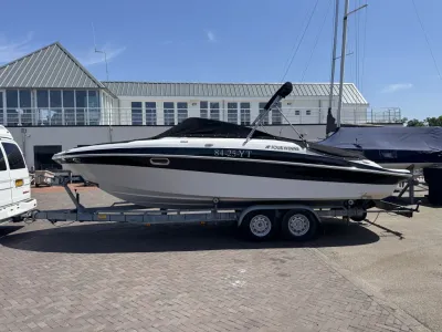 speedboot op trailer in jachthaven