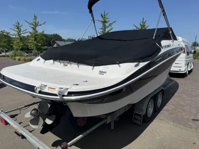 snelboot op trailer met afdekzeil