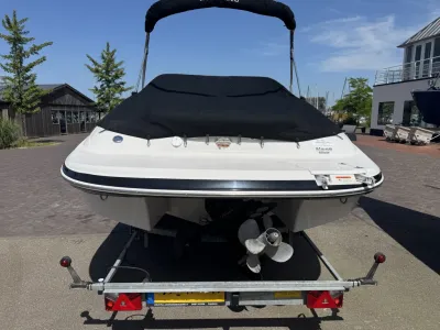 voorkant van speedboot op trailer
