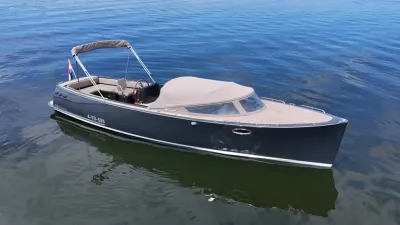 antracietgrijze tender op stil water
