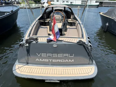 achteraanzicht van tender in haven