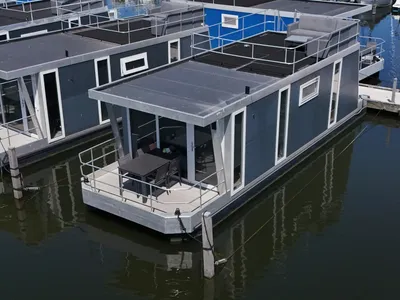 woonboot in jachthaven bij Naarden