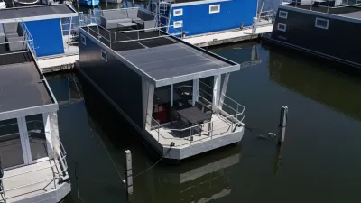 woonboot in jachthaven met terras