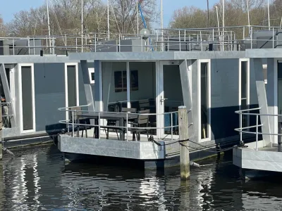 woonboot met terras in jachthaven