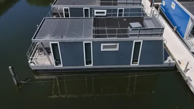 woonboot in jachthaven, bovenaanzicht