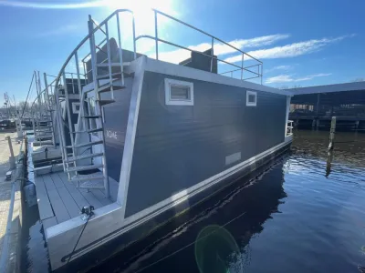 woonboot in jachthaven bij steiger