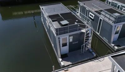 woonboot aangemeerd in jachthaven