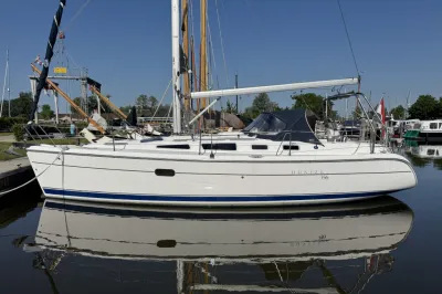 zeiljacht aangemeerd in jachthaven