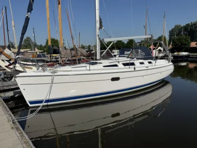 zeiljacht aangelegd in jachthaven