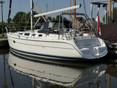 wit zeiljacht aangemeerd in jachthaven