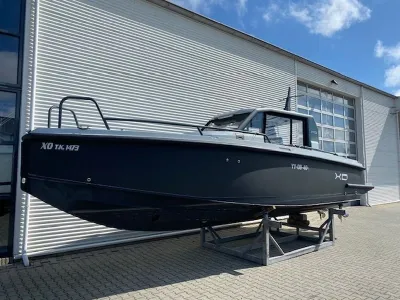 boot op bok voor bedrijfsgebouw